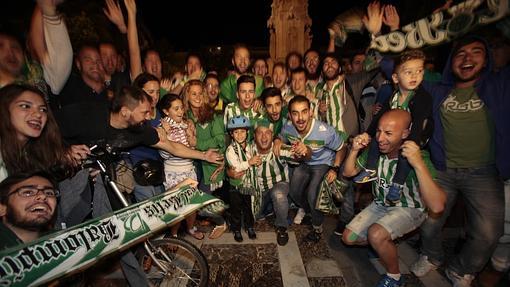 Aficionados del Real betis se reunen en la plaza nueva por el ascenso de su equipo a primera