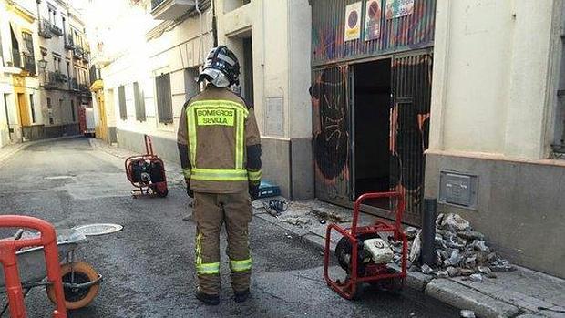 Bombero en la parte exterior del edificio de la calle Peñuelas