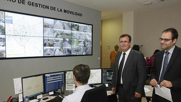 El delegado, Juan Carlos Cabrera, en el centro de control del tráfico