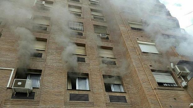 Intenso humo en un bloque de viviendas de Sevilla Este