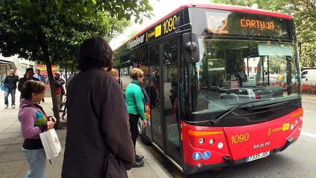 Usuarios suben al autobús urbano en Nervión