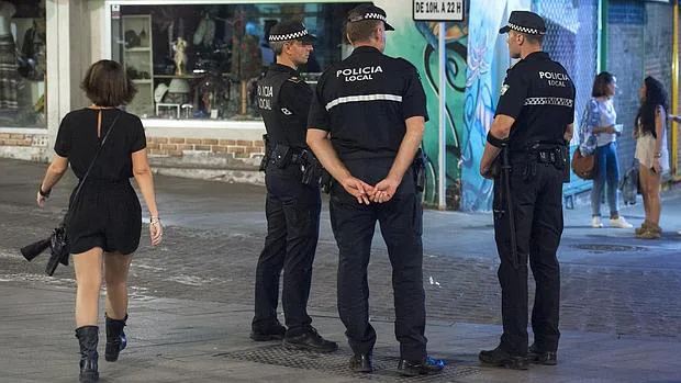 La Policiía Local de Sevilla patrullando por las calles de movida del Centro de Sevilla