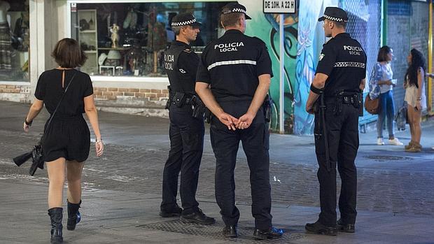 La Policiía Local de Sevilla patrullando por las calles de movida del Centro de Sevilla