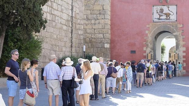 Los turistas hacen cola para acceder a los Reales Alcázares