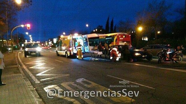 Los servicios sanitarios atendiendo a la herida en la avenida de Montes Sierra