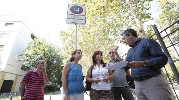 Espadas, en su visita a la zona azul de Nervión en verano