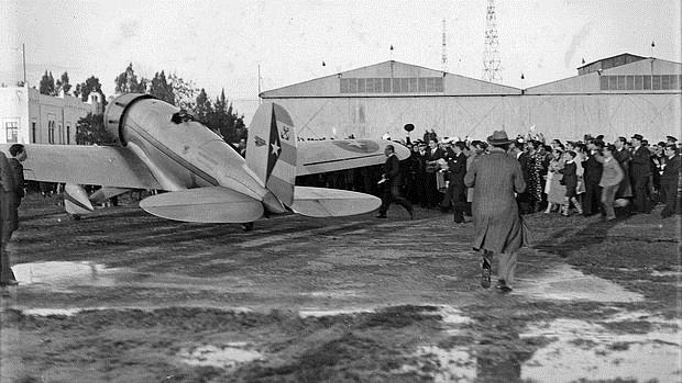 Llegada a Tablada de Menéndez en 1936 a bordo de su Lockheed Sirius 8