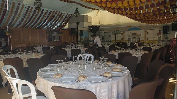 Caseta de la Feria dispuesta para una comida