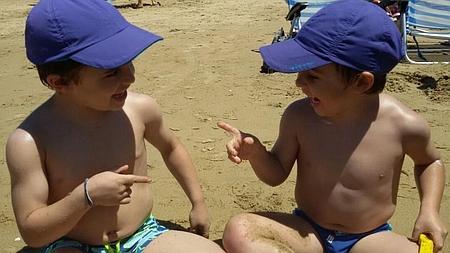 Marcos y Jesús disfrutando de un día de playa