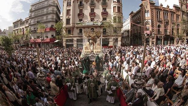 Palio de la Virgen del Rocío en la Campana