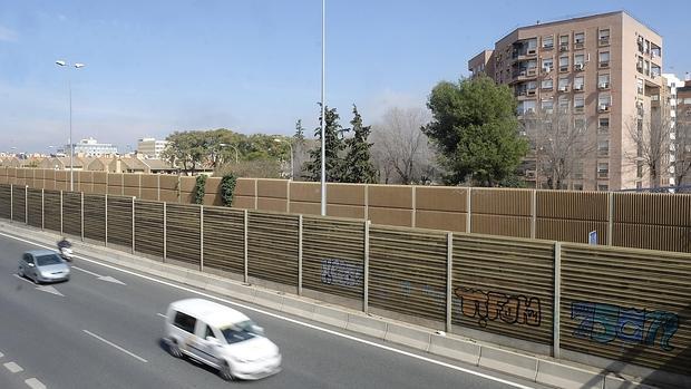 Varias barriadas soportan los inconvenientes de ruido y contaminación que genera la SE-30