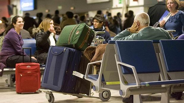 Pasajeros en la terminal de salida del aeropuerto de Sevilla