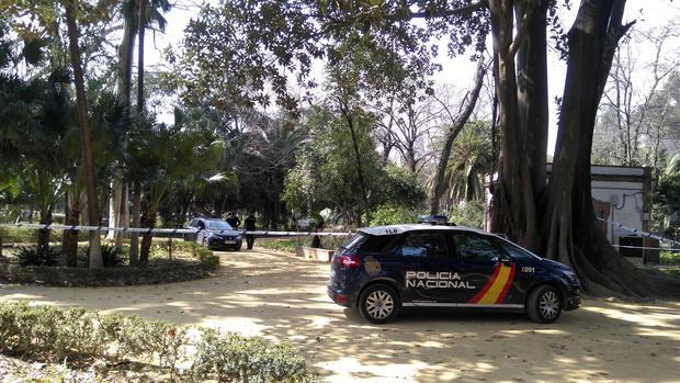 Agentes de la Policía Nacional examinando el lugar donde fue hallada la joven fallecida