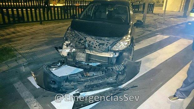 Cuatro heridos al chocar su coche contra una cuba de obra