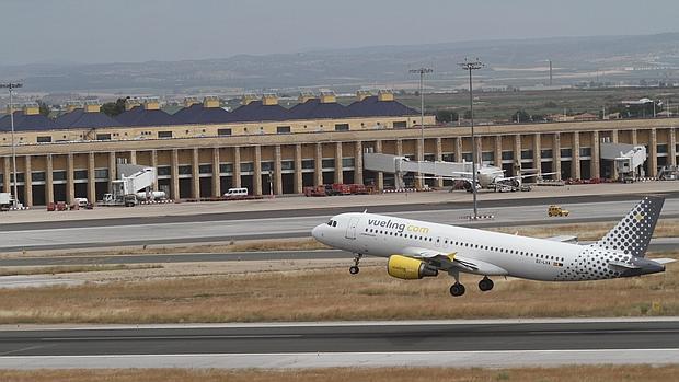 Un avión aterriza en el aeropuerto de Sevilla