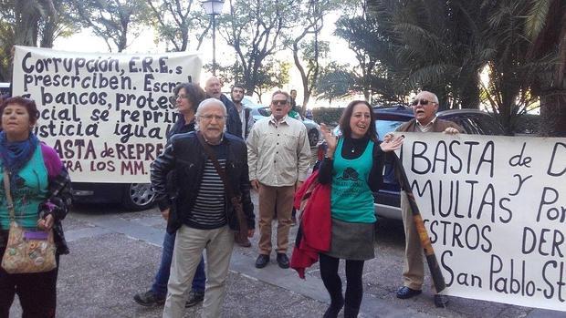 La concejal ide Participa Sevilla, Cristina Honorato, dando palmas antes de entrar a declarar