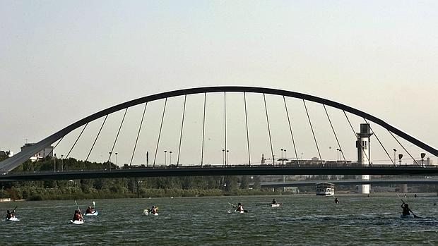 El Guadalquivir, un río abierto a cruceros, piragüismo, pedales y hasta esquí náutico