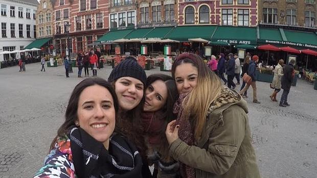 Sara, Raquel, Marta y Lourdes en Brujas, durante su viaje por Bélgica