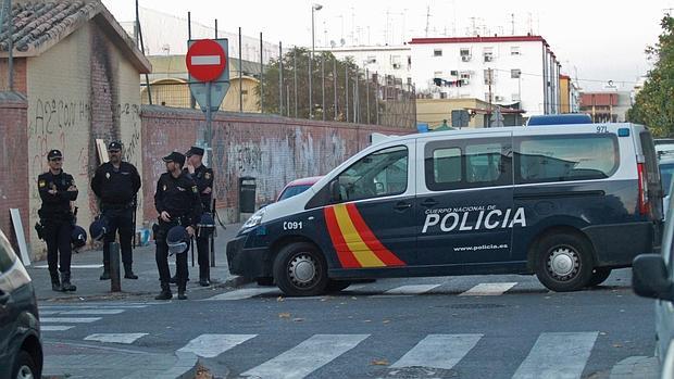 Policías Nacionales controlandon el acceso a la calle Gavioto en la redada antidroga de diciembre