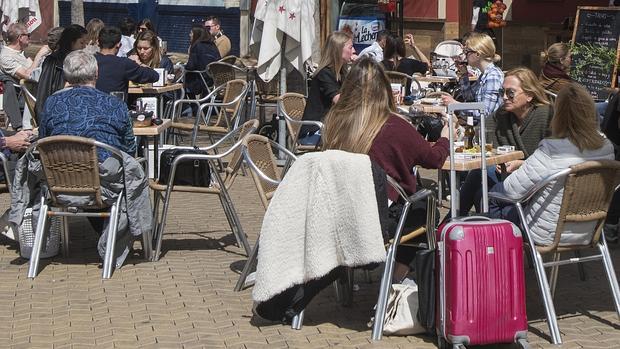 Urbanismo sanciona en tres meses a 70 bares de Sevilla por veladores no autorizados