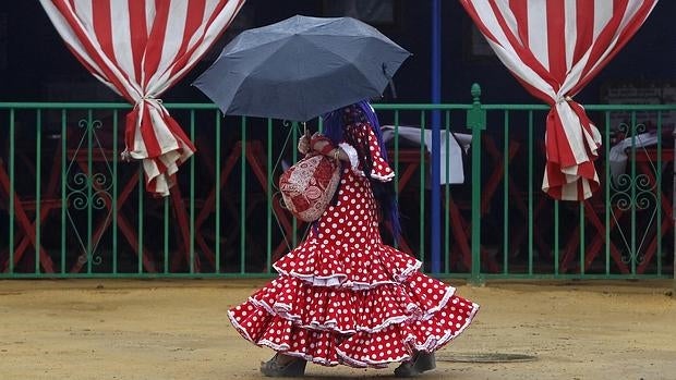 Una flamenca con el paraguas por el Real