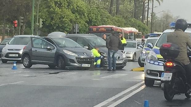 El tráfico cortado a causa del accidente en la avenida de la Palmera