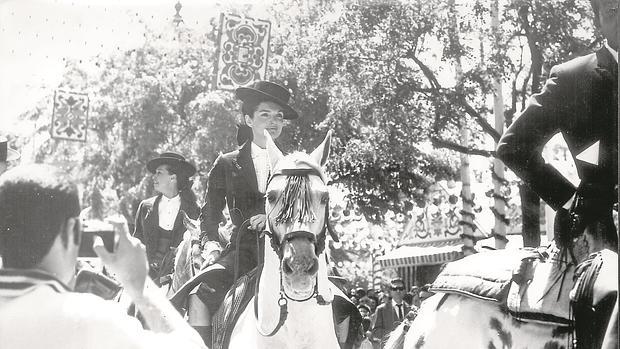 Jacqueline Kennedy ataviada de amazona paseando a caballo por el real.