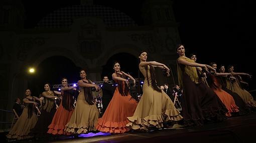 Espectáculo de baile por sevillanas previo al Alumbrado