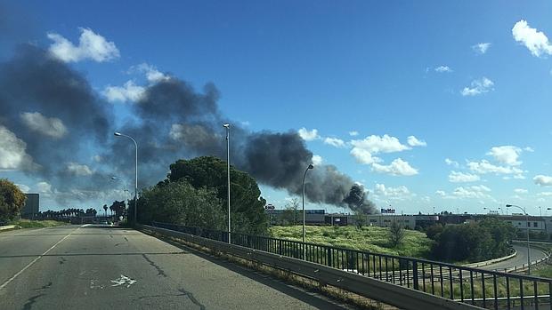 Columna de humo del fuego en la nave de plásticos del polígono Pibo de Bollullos de la Mitación