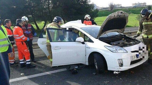 El taxi, siendo asegurado tras el accidente sufrido el pasado 7 de enero en la A-4, en Sevilla