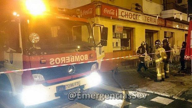 Intoxicadas cinco personas por inhalación de humo en el incendio de una churrería en Los Remedios