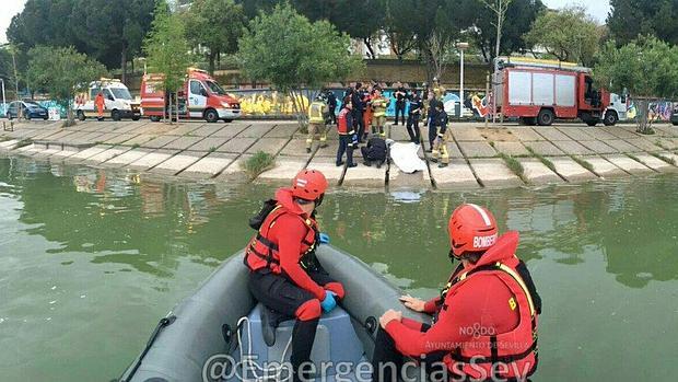 Rescatan un cadáver que se encontraba flotando en el río Guadalquivir, entre la Barqueta y el Alamillo