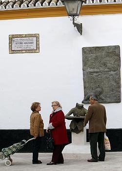 Tiran al suelo el monumento a Machado cuatro meses después de instalarse en Dueñas