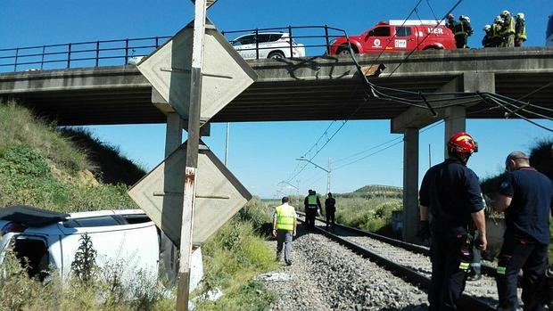 El vehículo se precipitó sobre las catenarias de la vía férrea Sevilla-Huelva