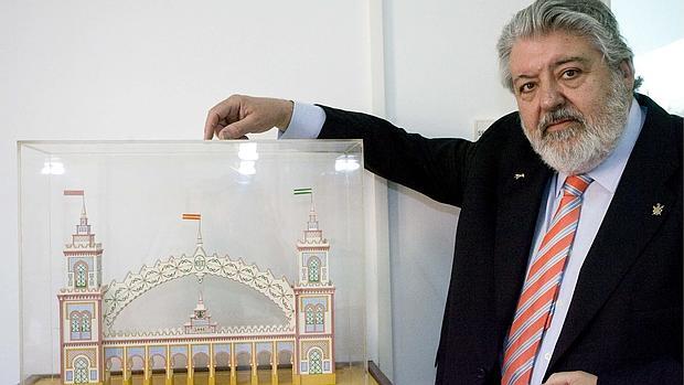 Rafael Carretero, con una maqueta de la portada de la Feria