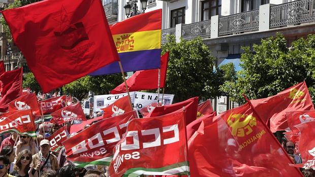 Banderas del PCE y republicanas en la manifestación de este domingo