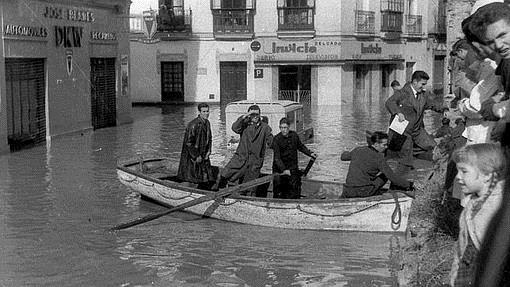 vecinos de Seviilla con una barca por la calle