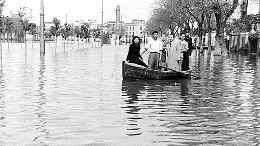 Paseo en barca por la Alameda de Hércules