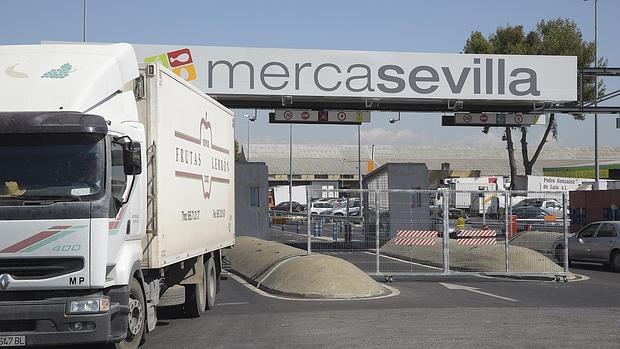 Entrada al mercado mayorista de frutas y verduras de Sevilla