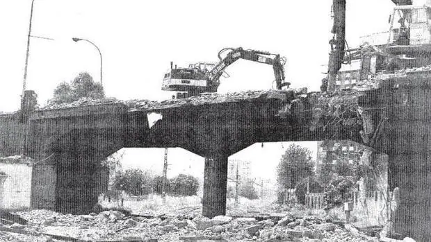El puente de la Enramadilla durante su desmantelamiento