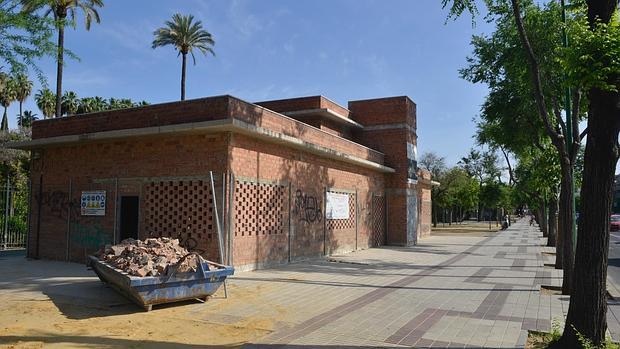 Comienzan las obras en el inmueble municipal en desuso que acogerá el Centro Integral de la Bicicleta, en el Paseo Catalina de Ribera