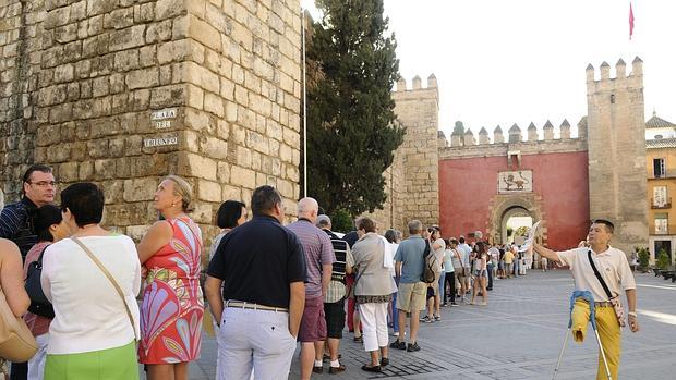 COlas en el acceso al Real Alcázar de Sevilla