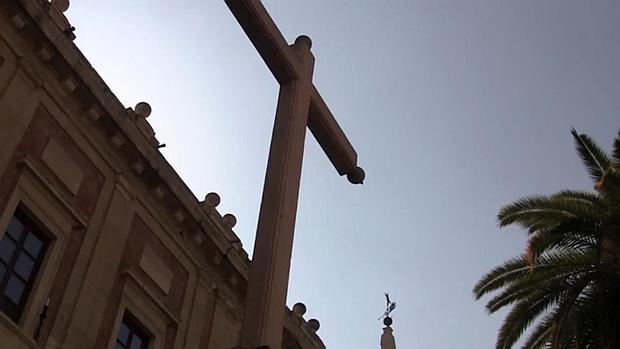 ¿Por qué hay una cruz junto al Archivo de Indias?