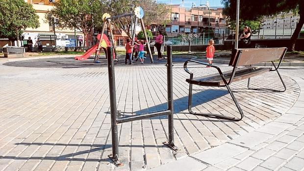 El parque Sinaí es una de las zonas peor conservadas del barrio, según los vecinos, con bancos y papeleras rotos