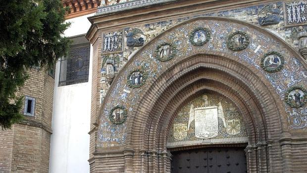 La portada del monasterio de Santa Paula aún estilos como el gótico y el mudéjar