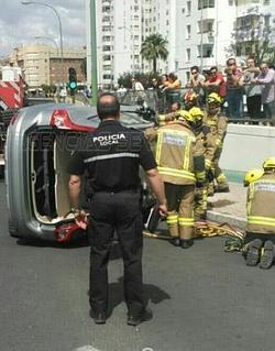 Un anciano colisiona su coche contra una ambulancia en el cruce de la Carretera Carmona con Arroyo