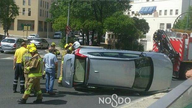 El vehículo quedó volcado sobre la carretera tras impactar con un semáforo y la ambulancia