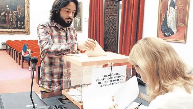 Un claustral vota ayer en la sesión celebrada en el Paraninfo de la Universidad de Sevilla