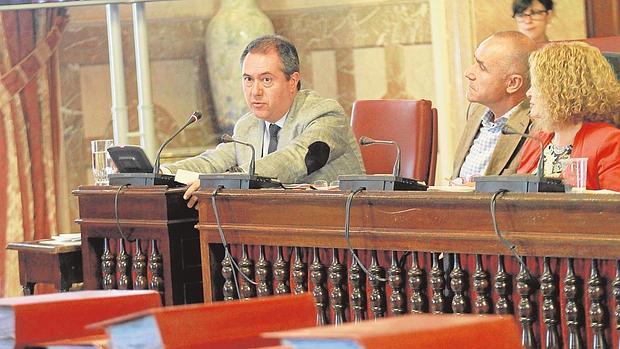 El alcalde durante el debate sobre la Ordenanza de Transparencia, que se aprobó por unanimidad