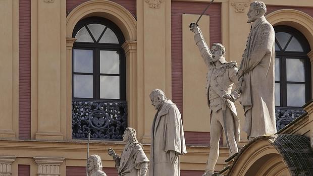 ¿Quiénes son los personajes que coronan la fachada del palacio de San Telmo?